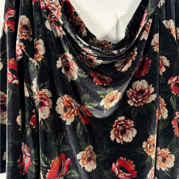 Torrid Off the Should Dark Romance Velvet Floral Top Bell Sleeve size 4x - Picture 2 of 9